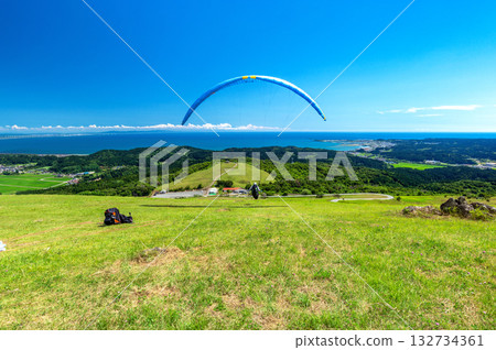 【秋田縣男鹿半島】從乾峰山眺望日本海的壯麗景色。人們正在享受滑翔傘運動。 132734361