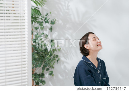 身穿睡衣放鬆的女子 132734547
