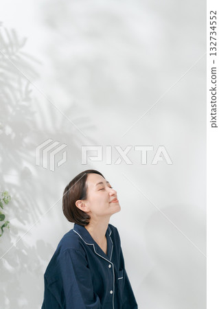 身穿睡衣放鬆的女子 132734552