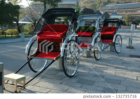 京都嵯峨野 / 一排人力車在著名旅遊景點等候（秋季京都觀光，嵯峨野/嵐山地區） 132735716