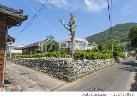 Kamikoshikijima's samurai residence street lined with stone walls 132735938
