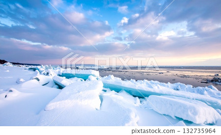 南極海洋上漂浮著冰山。寧靜壯麗的自然景觀，藍白交織，美不勝收。 132735964
