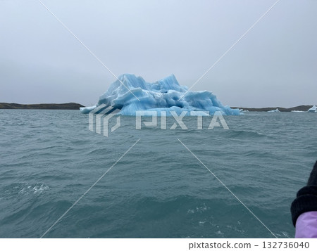 一塊漂浮在冰島冰川湖傑古沙龍冰河湖中的冰山碎片。 一塊漂浮在冰島冰川湖傑古沙龍冰河湖中的冰山碎片。 132736040