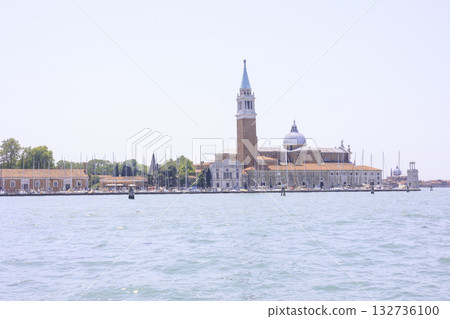 威尼斯位於義大利東北部，稱為「水城」。 132736100