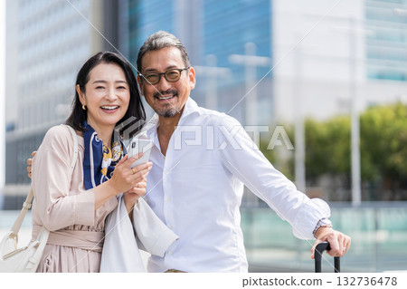 中老年男女旅行者。 中老年男女旅行者。 132736478