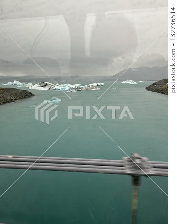 從車內看到的冰島最大湖泊-冰河湖傑古沙龍冰河湖。 從車內看到的冰島最大湖泊-冰河湖傑古沙龍冰河湖。 132736514