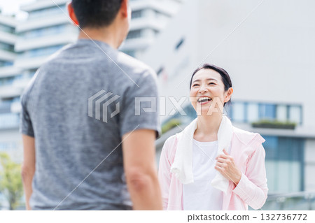 中老年男女正在行走。 132736772