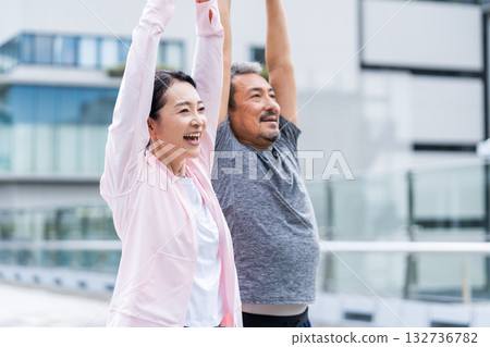 Middle-aged and senior men and women walking. 132736782