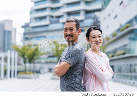 中老年男女正在行走。 132736786