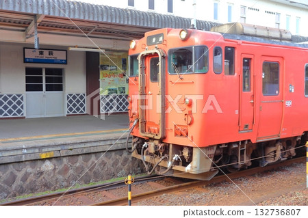 Kiha 40系列柴油列車停靠在東萩站 Kiha 40系列柴油列車停靠在東萩站 132736807