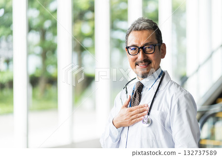 一位中年或老年男性醫師。 132737589