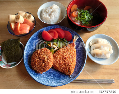 當地餐廳的經典菜餚：什錦炒菜套餐（炸竹莢魚和肉末排），配肯欽汁湯和一份小菜。 132737850