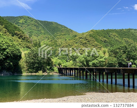 Shimanto River, colored by the clear blue sky and fresh greenery on a clear May day (downstream of Katsuma Submerged Bridge, Kochi Prefecture) Shimanto River, colored by the clear blue sky and fresh greenery on a clear May day (downstream of Katsuma Submerged Bridge, Kochi Prefecture) 132737884
