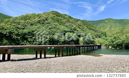五月的四萬十川,天空蔚藍,綠意盎然(勝間水橋下游/高知縣) 五月的四萬十川,天空蔚藍,綠意盎然(勝間水橋下游/高知縣) 132737885