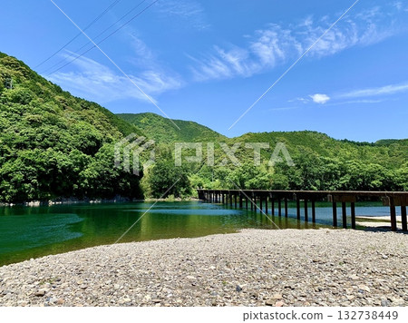 五月的四萬十川，天空蔚藍，綠意盎然（勝間水橋下游/高知縣） 132738449