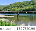 陽光明媚的五月天，四萬十川和高瀨水下大橋被藍天和新綠染上色彩（高知縣四萬十市） 132739199