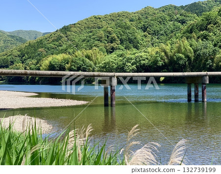 陽光明媚的五月天,四萬十川和高瀨水下大橋被藍天和新綠染上色彩(高知縣四萬十市) 陽光明媚的五月天,四萬十川和高瀨水下大橋被藍天和新綠染上色彩(高知縣四萬十市) 132739199