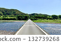 五月的晴天，四萬十川與佐田水橋被蔚藍的天空和新鮮的綠色植物所環繞（高知縣四萬十市） 132739268