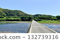 五月的晴天，四萬十川與佐田水橋被蔚藍的天空和新鮮的綠色植物所環繞（高知縣四萬十市） 132739316