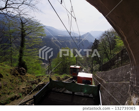 Spring on the Tateyama Kurobe Alpine Route, surrounded by deep greenery, seen from inside the Tateyama Cable Car's outbound line Spring on the Tateyama Kurobe Alpine Route, surrounded by deep greenery, seen from inside the Tateyama Cable Car's outbound line 132739365