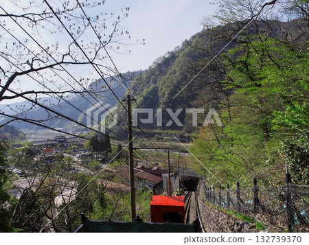 從館山纜車出站線內部眺望,春日的館山黑部阿爾卑斯山脈路線綠意盎然。 從館山纜車出站線內部眺望,春日的館山黑部阿爾卑斯山脈路線綠意盎然。 132739370