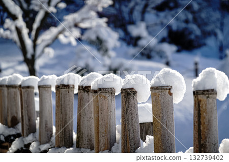 竹籬笆配雪帽 132739402