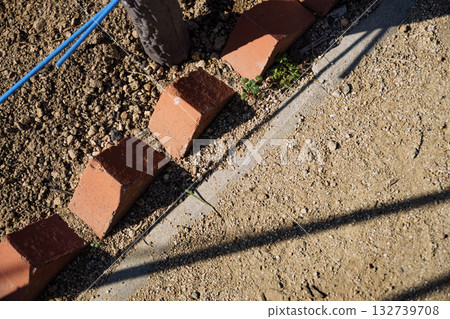 磚砌花園小徑－土壤和陰影的質感 132739708