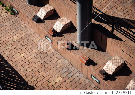 Geometric patterns of tiles and pillars - City snapshots 132739711