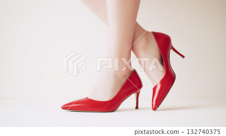 一位日本女性穿著紅色高跟鞋，翹起了二郎腿。 132740375