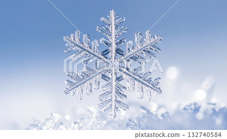 放射狀雪花微距:在這款明亮的冬季極簡主義設計中,水晶細節格外引人注目。 放射狀雪花微距:在這款明亮的冬季極簡主義設計中,水晶細節格外引人注目。 132740584