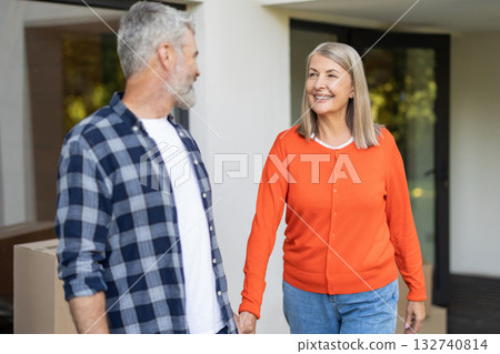 Senior couple feeling positive and happy together 132740814