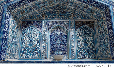 伊斯蘭建築中美麗的藍色幾何圖案瓷磚裝飾 132742917