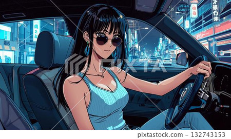 一位戴著太陽眼鏡的女子駕車行駛在夜色中。 132743153