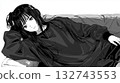黑白插圖，描繪了一位戴著耳機躺著的黑髮女子。 132743553