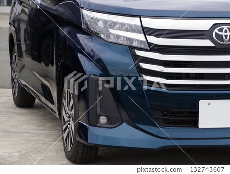 汽車圖片:豐田寬敞型前臉 汽車圖片:豐田寬敞型前臉 132743607