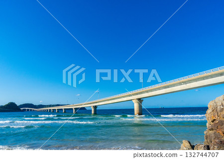 山口縣下關市的角島大橋和洶湧的海浪 132744707