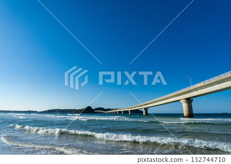 山口縣下關市的角島大橋和洶湧的海浪 山口縣下關市的角島大橋和洶湧的海浪 132744710