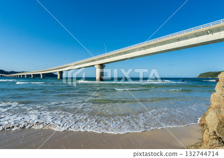 Tsunoshima Bridge and crashing waves in Shimonoseki, Yamaguchi Prefecture Tsunoshima Bridge and crashing waves in Shimonoseki, Yamaguchi Prefecture 132744714