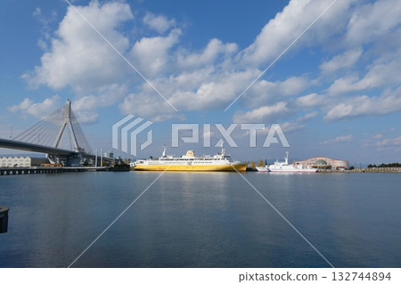 青森灣大橋和青函渡輪(青森縣青森市) 青森灣大橋和青函渡輪(青森縣青森市) 132744894