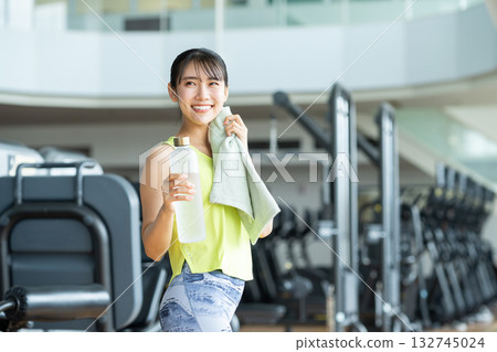 一位年輕女子正在健身房運動。照片由 Renaissance Makuhari 24 運動俱樂部及桑拿水療中心提供。 一位年輕女子正在健身房運動。照片由 Renaissance Makuhari 24 運動俱樂部及桑拿水療中心提供。 132745024