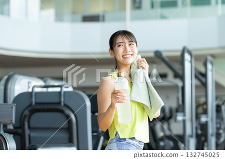 一位年輕女子正在健身房運動。照片由 Renaissance Makuhari 24 運動俱樂部及桑拿水療中心提供。 132745025