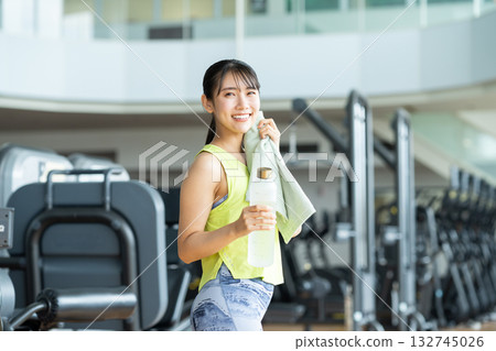 一位年輕女子正在健身房運動。照片由 Renaissance Makuhari 24 運動俱樂部及桑拿水療中心提供。 一位年輕女子正在健身房運動。照片由 Renaissance Makuhari 24 運動俱樂部及桑拿水療中心提供。 132745026