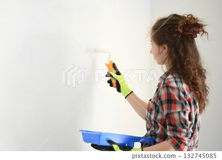Young Girl Painting White Walls In A Room Young Girl Painting White Walls In A Room 132745085