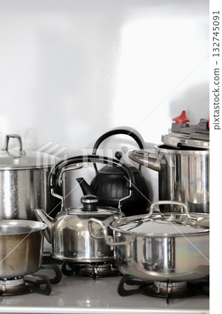 髒兮兮的不鏽鋼炊具堆放在一起 132745091