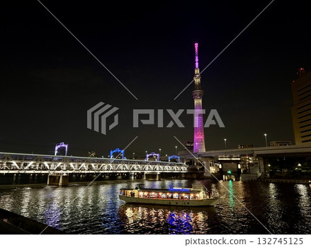 從隅田川眺望晴空塔：夏日的天空與閃耀著紫色光芒的晴空塔 132745125