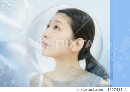 一位年輕女子的臉上佈滿了泡泡 一位年輕女子的臉上佈滿了泡泡 132745141