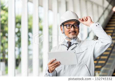 經營平板電腦的工作服男士 132745332