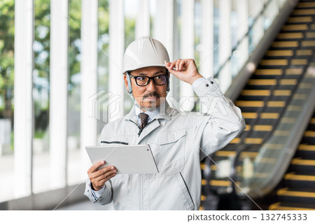 經營平板電腦的工作服男士 132745333