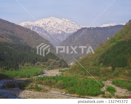 從橫跨碧綠的常巖寺川的立山大橋上可以眺望大日山。 132745372
