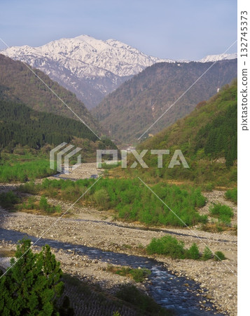 從橫跨碧綠的常巖寺川的立山大橋上可以眺望大日山。 132745373